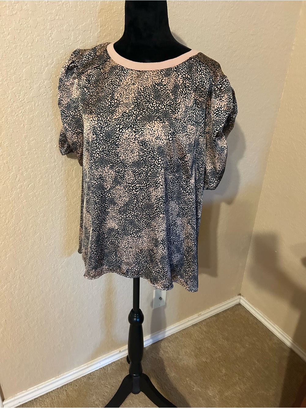 Women’s DR2 Short Sleeve Printed Blouse in Navy and Blush